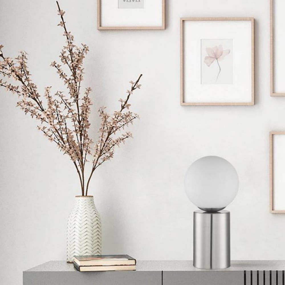 Lampe de chevet tactile chrome avec globe — vue 3