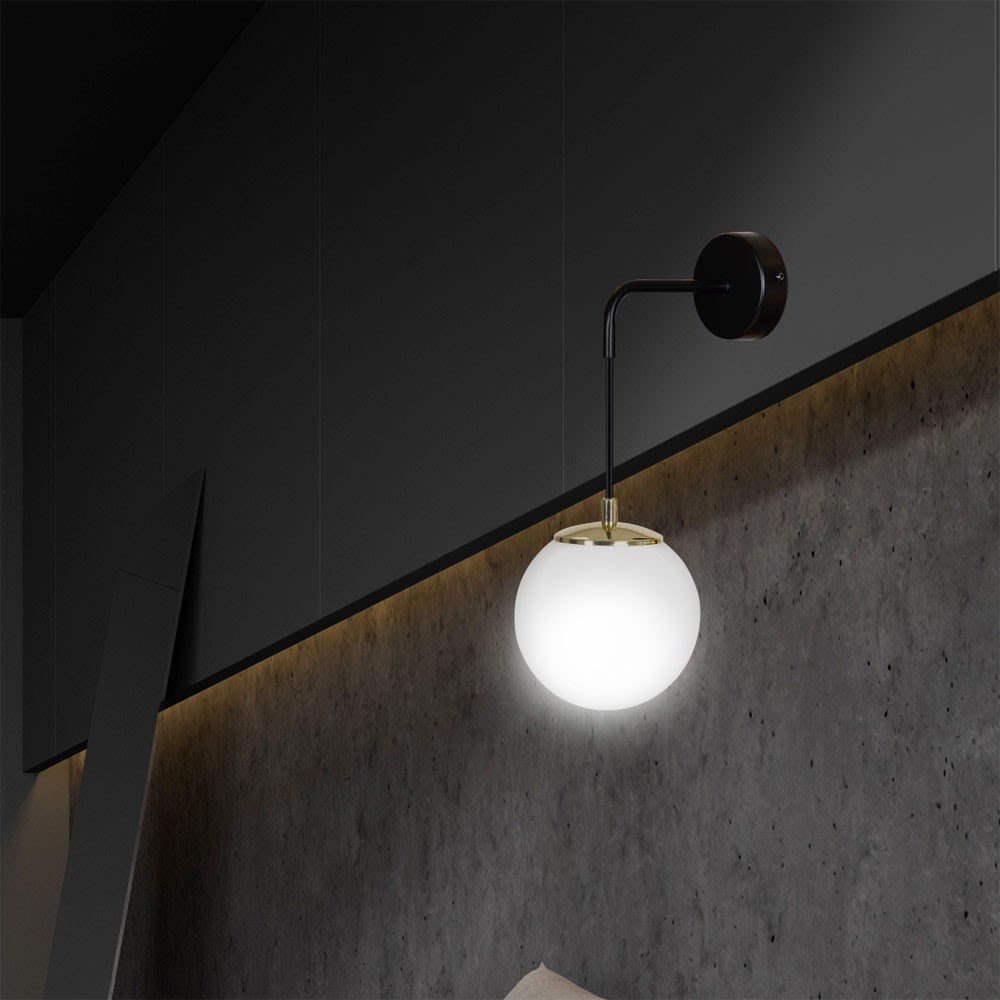 Applique murale élégante noire et dorée avec sphère en verre