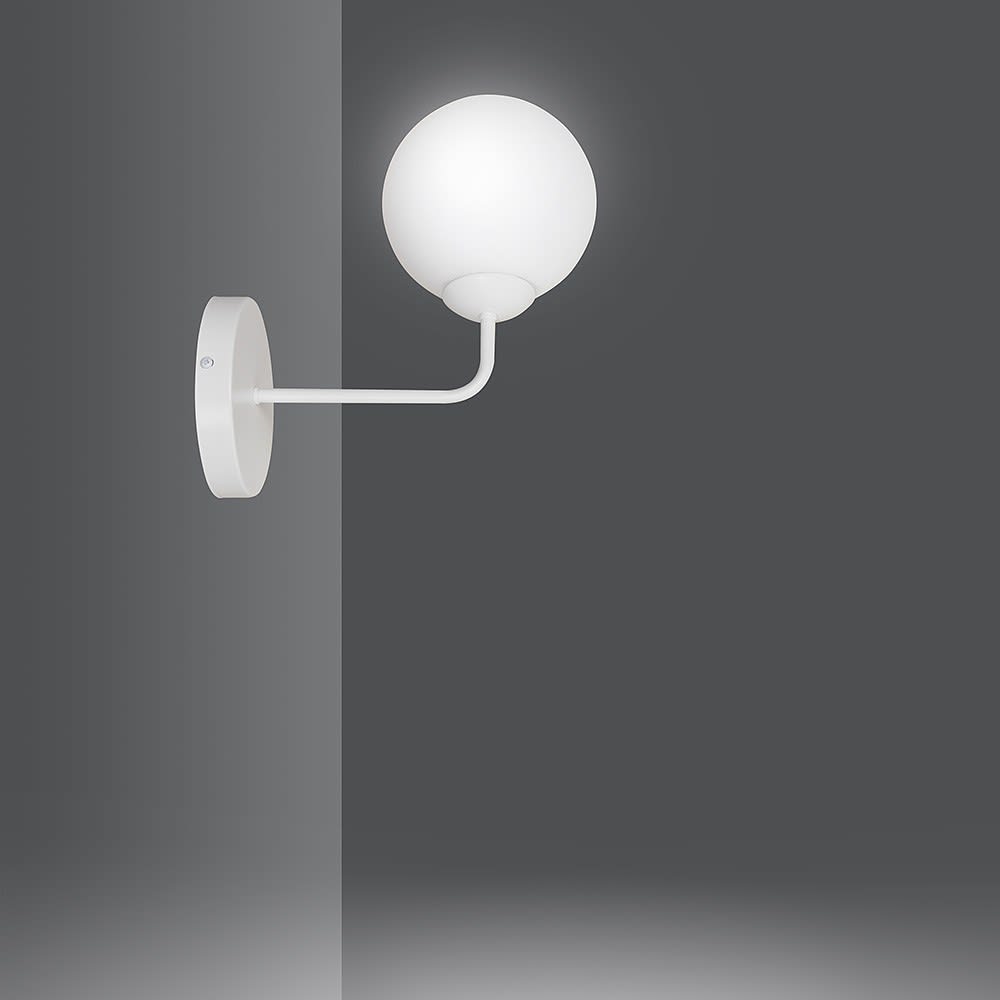 Applique murale minimaliste blanche avec sphère en verre - Maisons du Monde