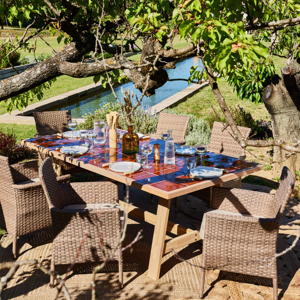 Table en céramique terre cuite 205x105 et 8 chaises empilables rotin