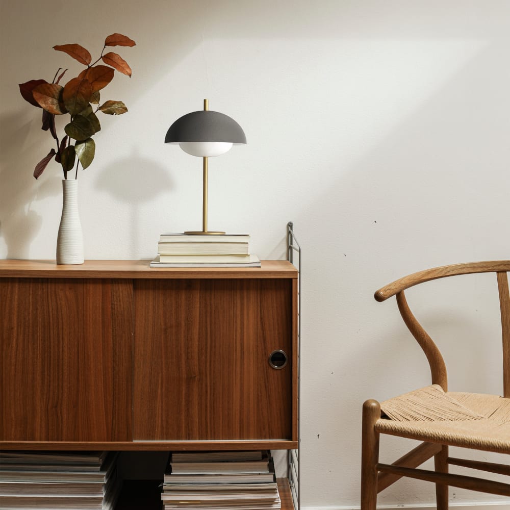 Lampe de table noire avec socle doré e27 — vue 3