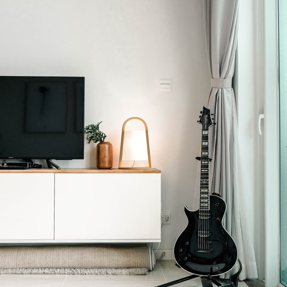 Lampe de table / chevet en bambou et plastique avec interrupteur — vue 3