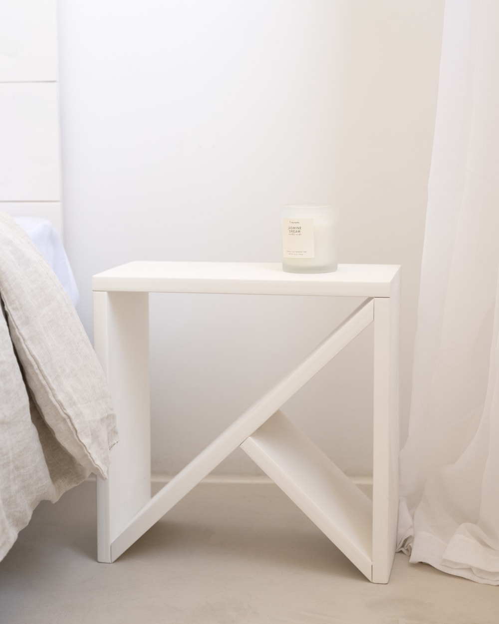 Ensemble de 2 tables de chevet en bois de pin blanche 50x50cm