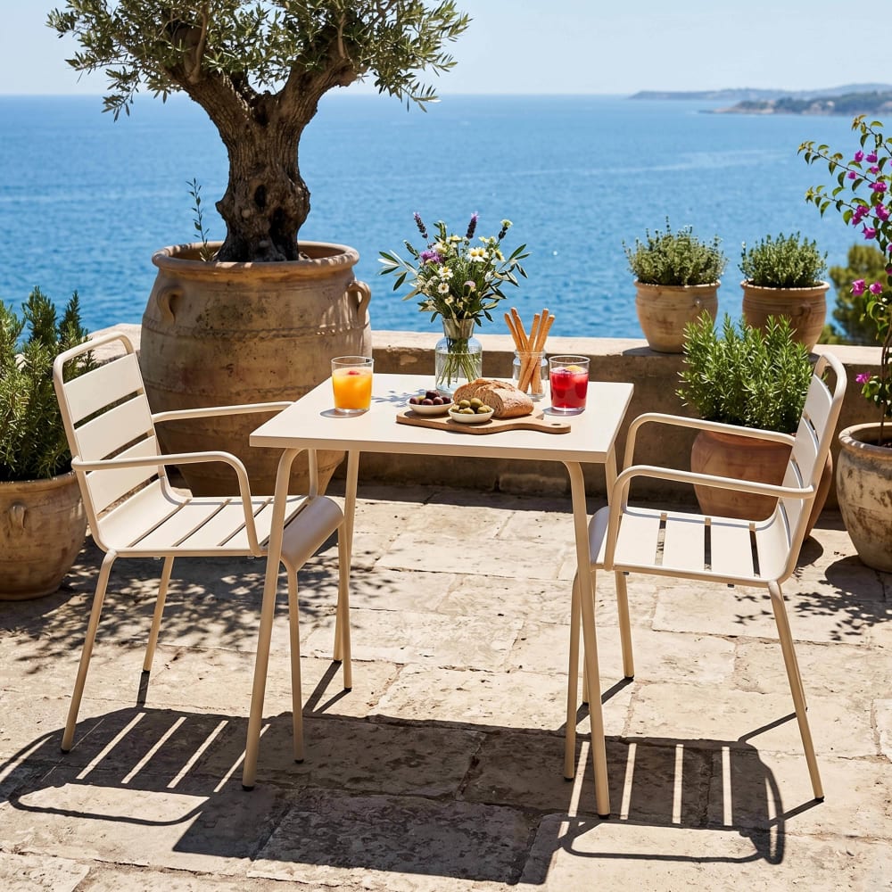 Ensemble table de jardin carrée et 2 fauteuils acier ivoire - Maisons du Monde