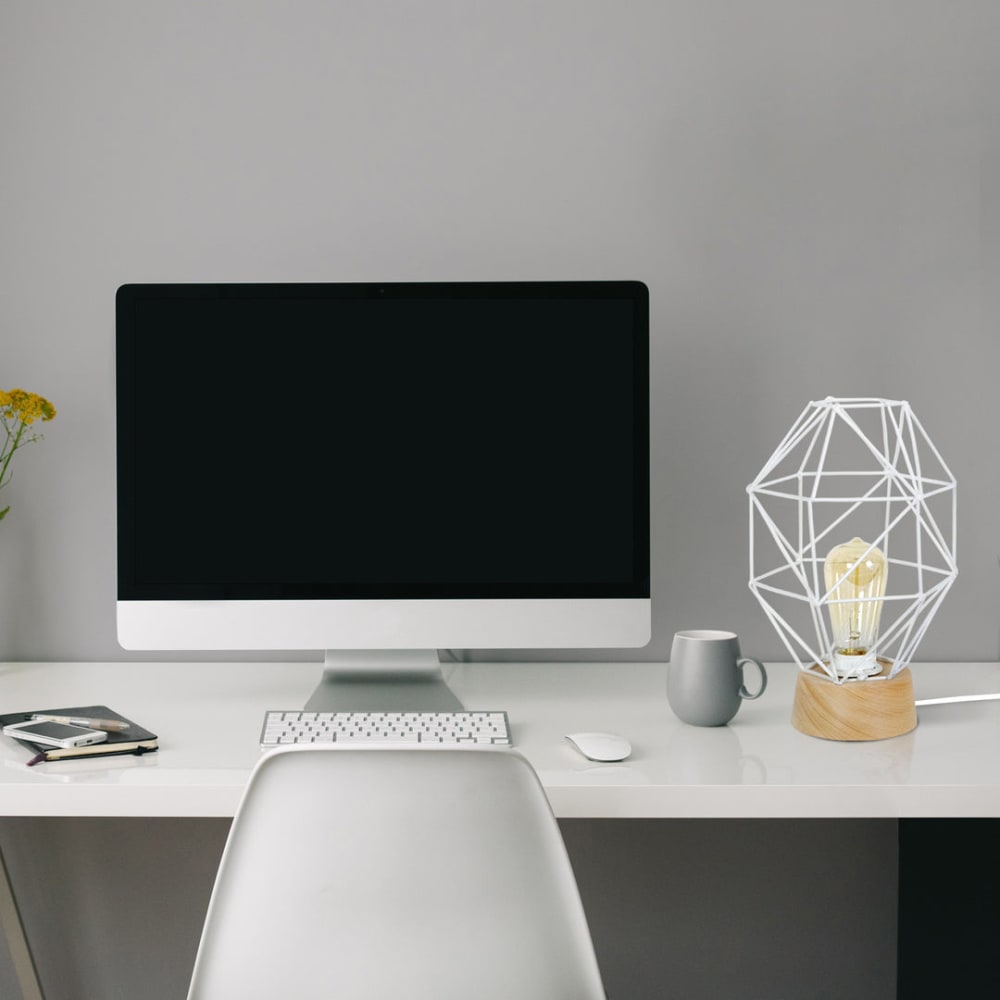 Lampe à poser bois naturel abat-jour métal blanc — vue 3