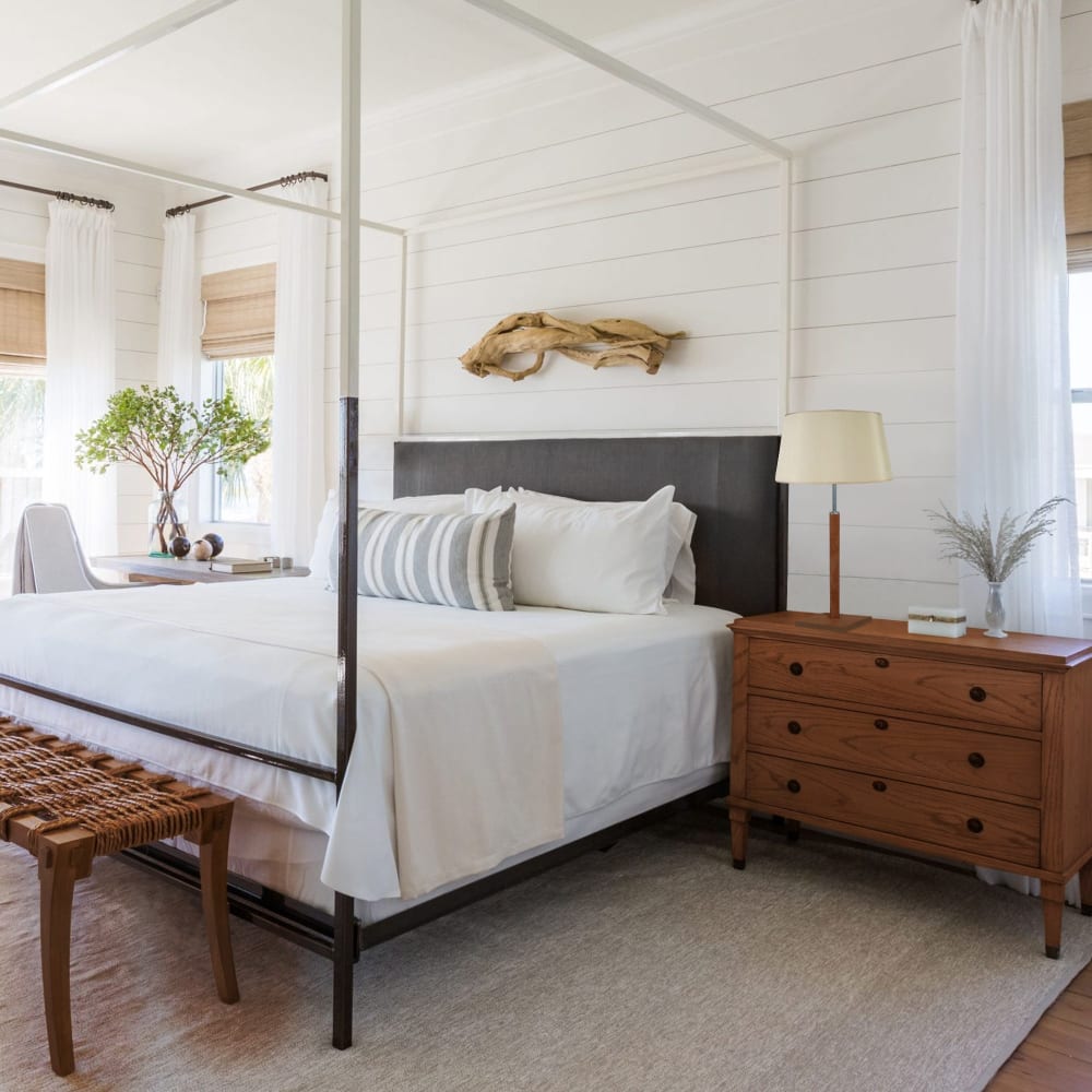 Lampe à pied carré bois foncé abat-jour beige - Maisons du Monde