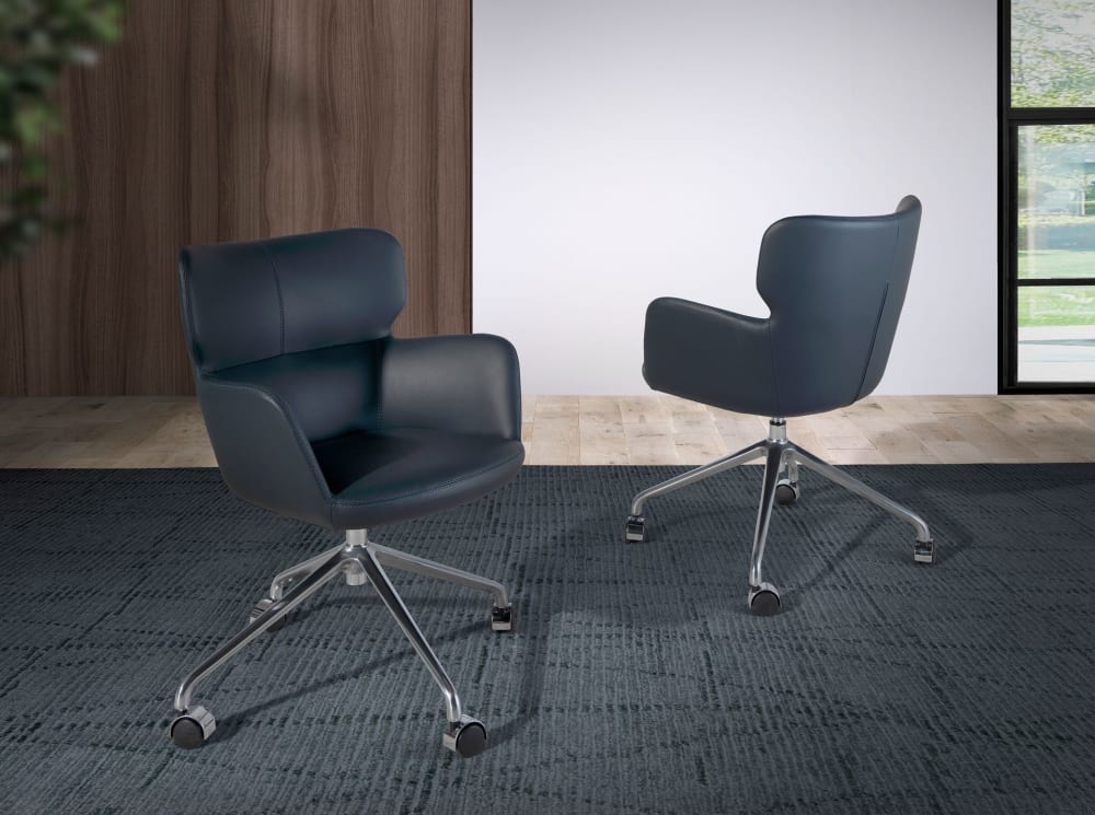 Sedia da ufficio girevole blu con braccioli e gambe in acciaio -