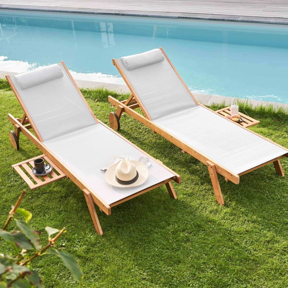 Lot de 2 bains de soleil avec coussin et tablette en bois blanc - Maisons du Monde