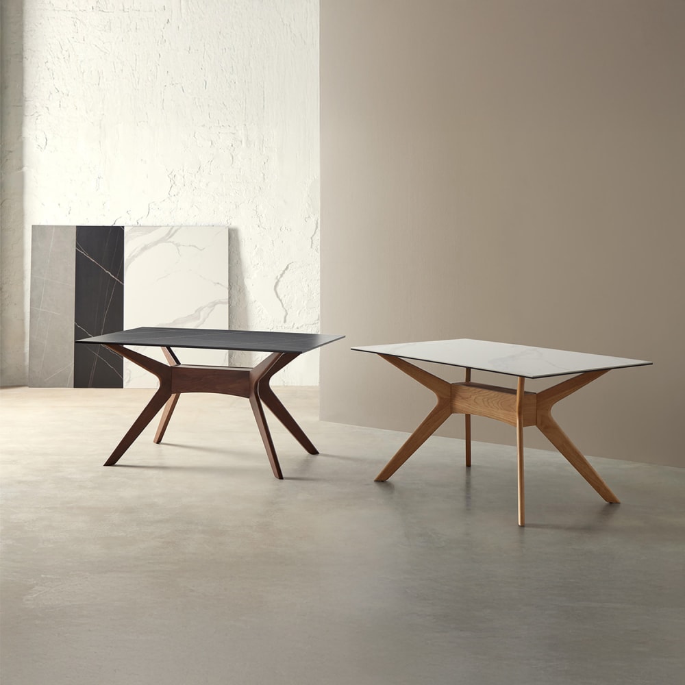Mesa de comedor 140 tapa porcelanico negro y patas roble - Maisons du Monde