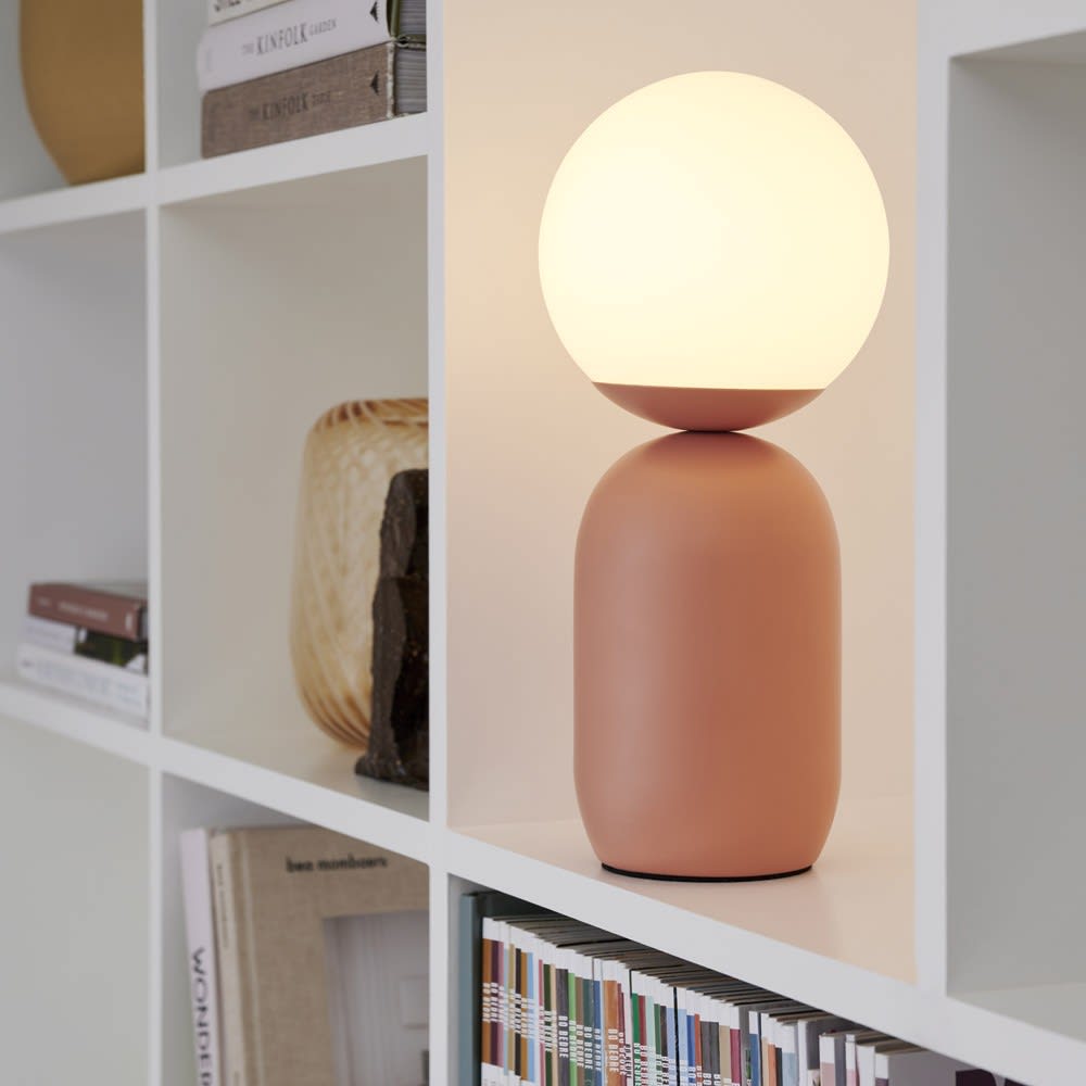 Lampe de table minimaliste en terre cuite avec sphère en verre