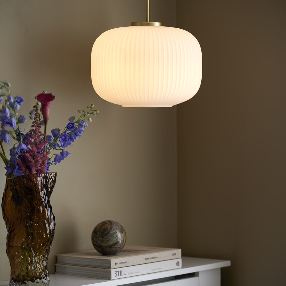 Lampada a sospensione in ottone con paralume effetto plissettato