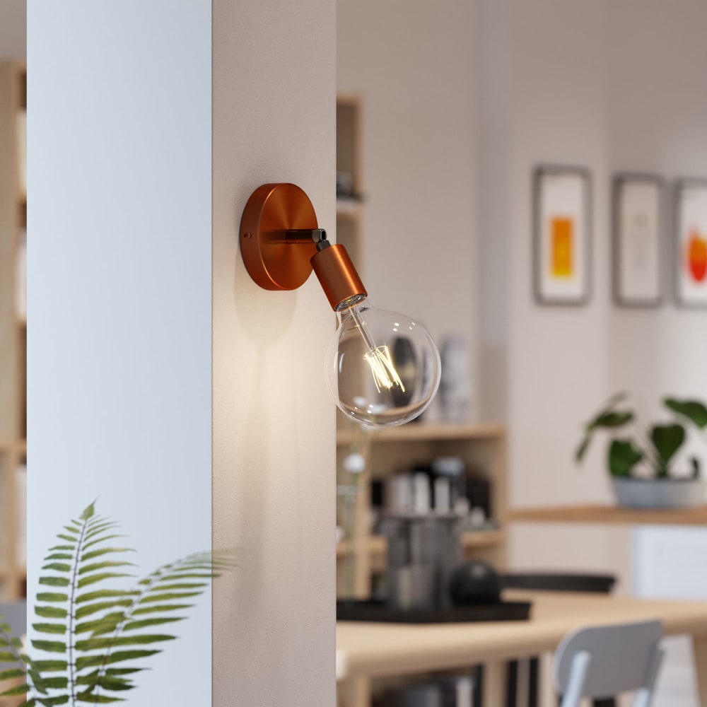 Lampada da parete con snodo orientabile in finitura rame satinato