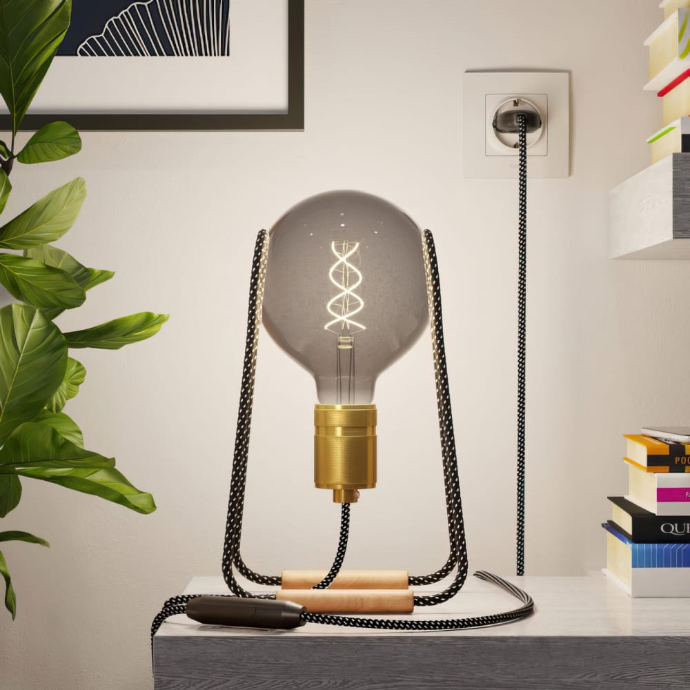 Lampada da tavolo in metallo color bronzo con finiture in legno -