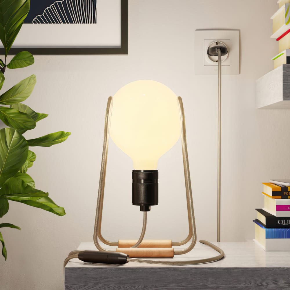 Lampada da tavolo in metallo nero con cavo tessile e finiture in