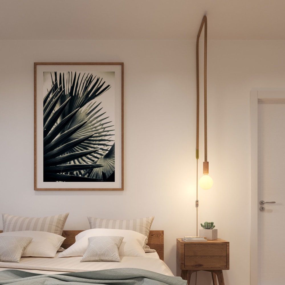 Lampada plug-in con cordone trecciato in juta e dettagli ottone -