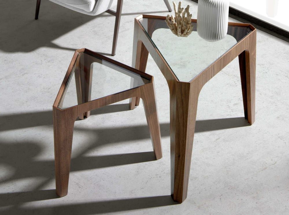 Table d'appoint triangle effet bois noyer et verre - Maisons du Monde