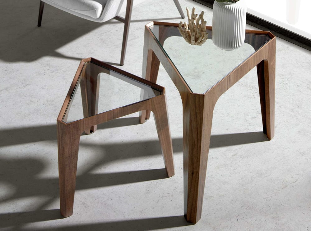 Table d'appoint triangle effet bois noyer et verre - Maisons du Monde