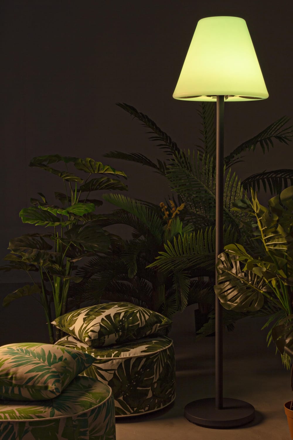 Piantana a led da esterno con casse bluetooth nera h 170 cm -