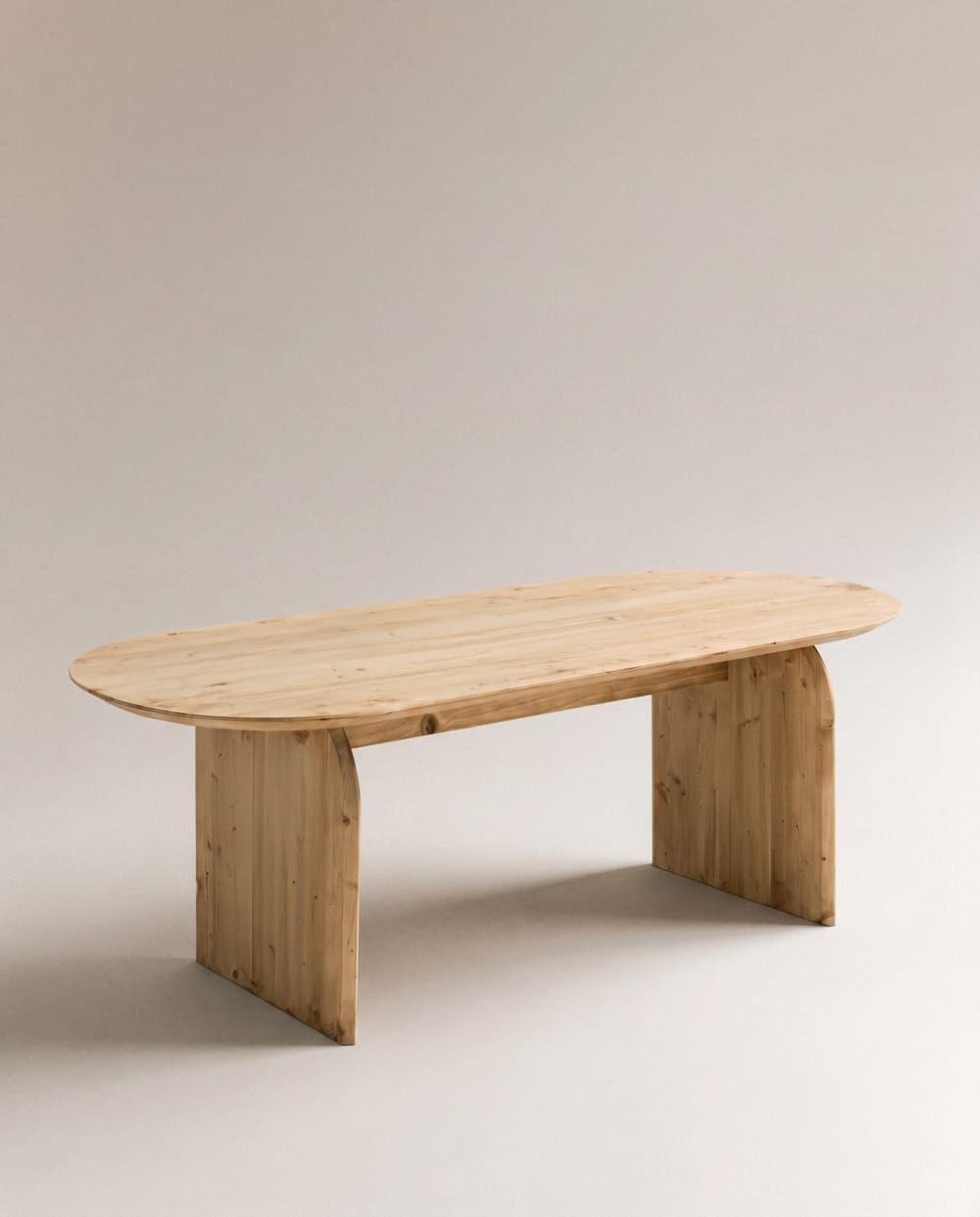 Mesa de comedor ovalada de madera maciza en tono medio de 200x75,2cm
