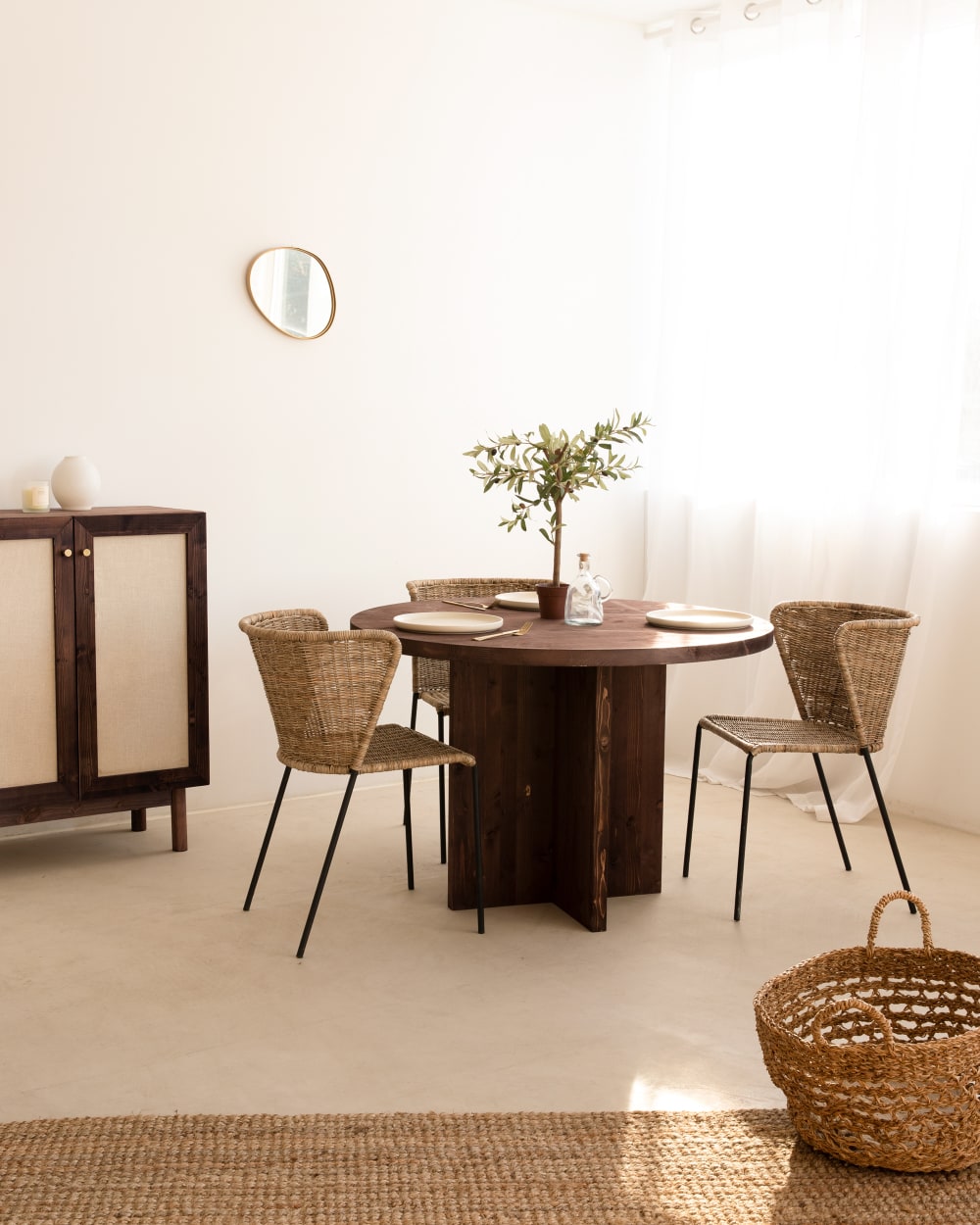 Mesa de comedor redonda de madera maciza en tono nogal de ø110x75cm - Maisons du Monde