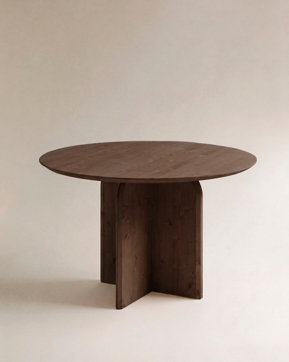 Mesa de comedor redonda de madera maciza en tono nogal de 110x75,2cm