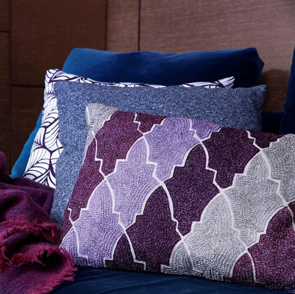 Housse de coussin en coton blanc et violet 50x50 — vue 4