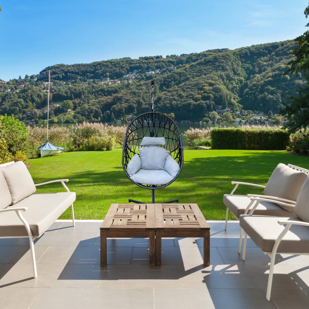 Fauteuil suspendu à bascule gris avec support en polyrattan et acier