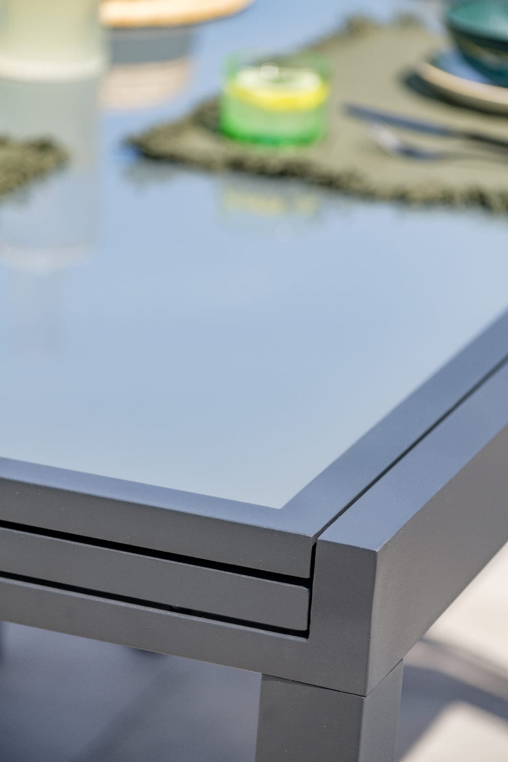 Ensemble repas 8 places en aluminium et plateau verre - Maisons du Monde