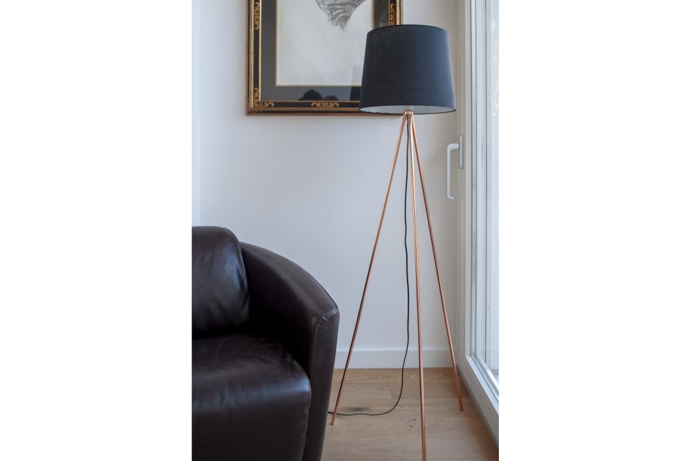 Lampada da terra con treppiede in metallo oro rosa - Samira