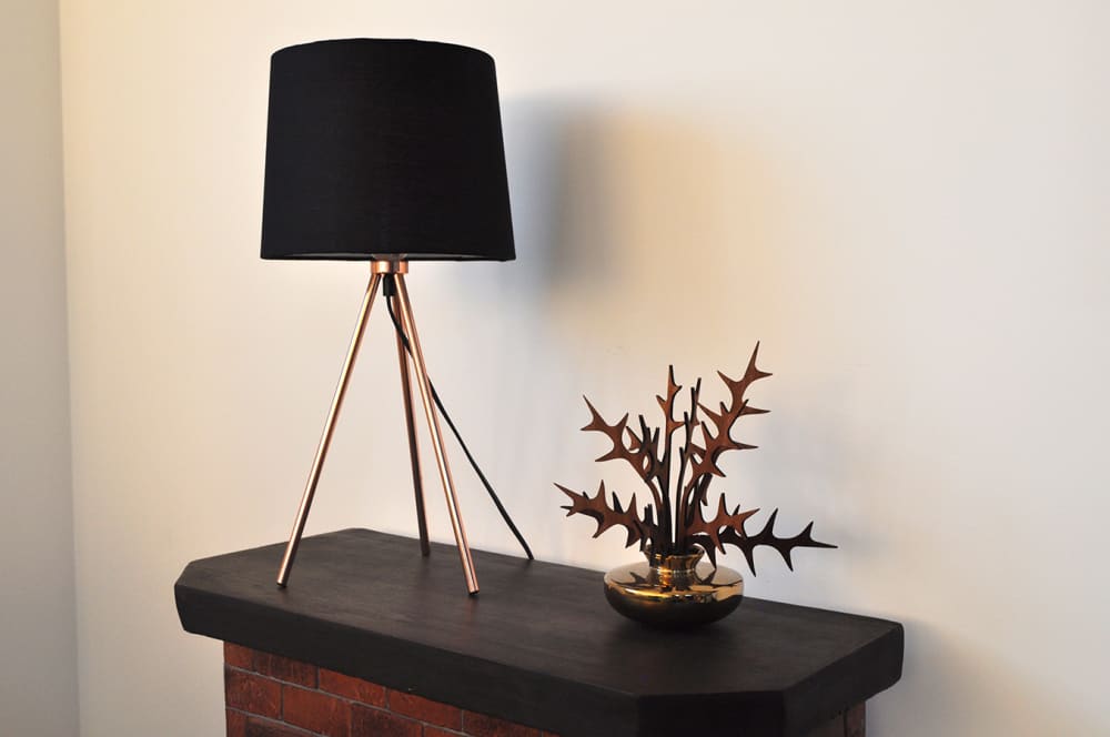 Lampada da tavolo con treppiede in metallo oro rosa - Samira
