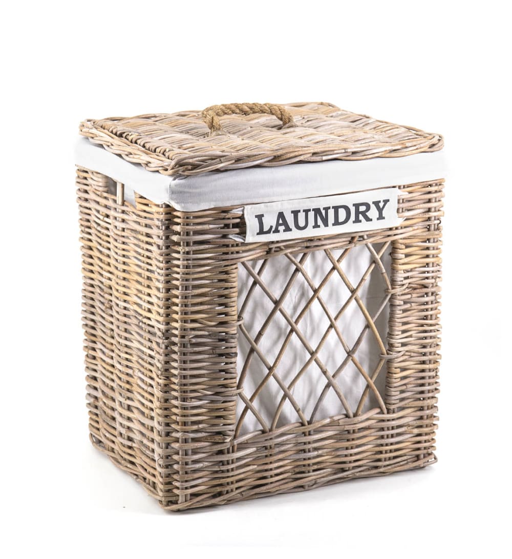 Cesta de ratán beige y tela blanca