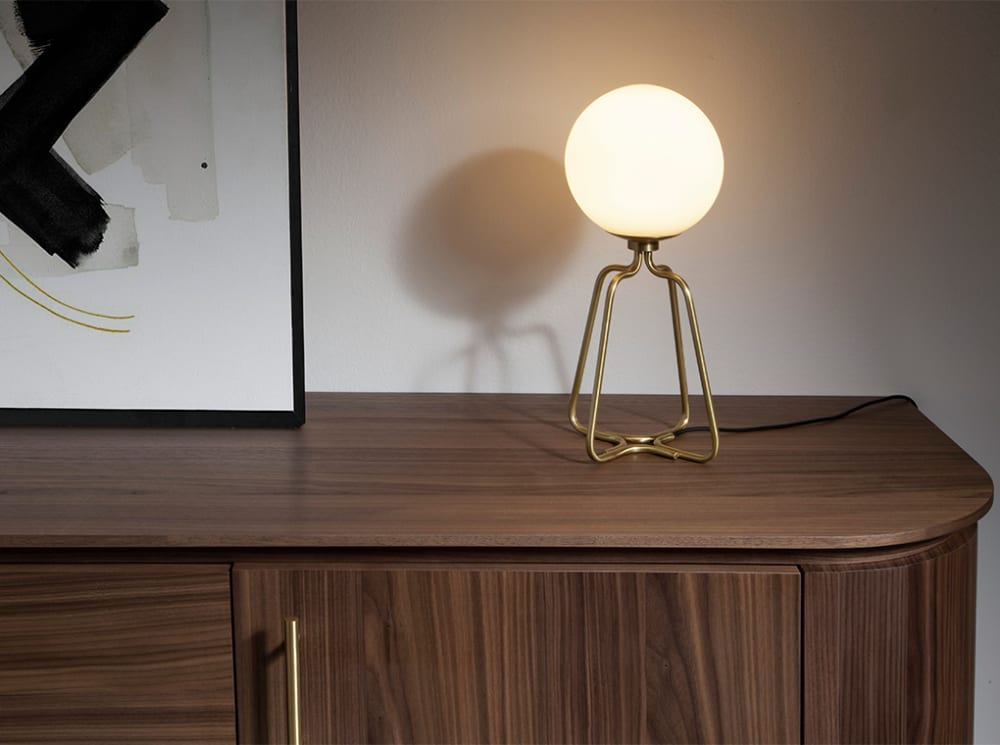 Lampe de table en acier doré et blanc - Maisons du Monde