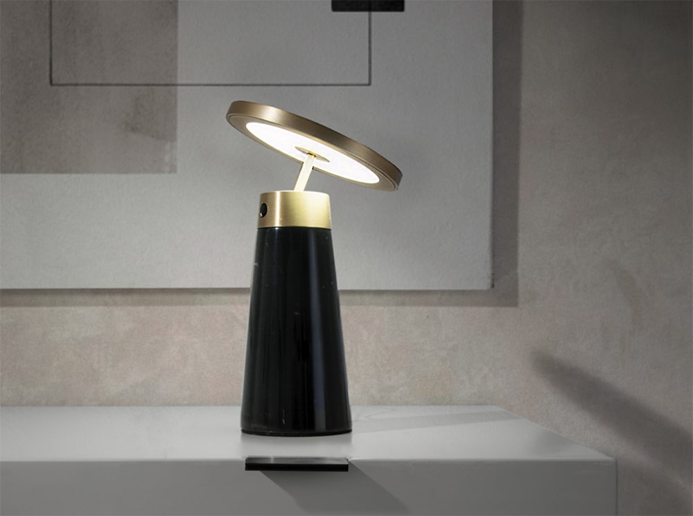 Lampe de table en marbre noir et doré
