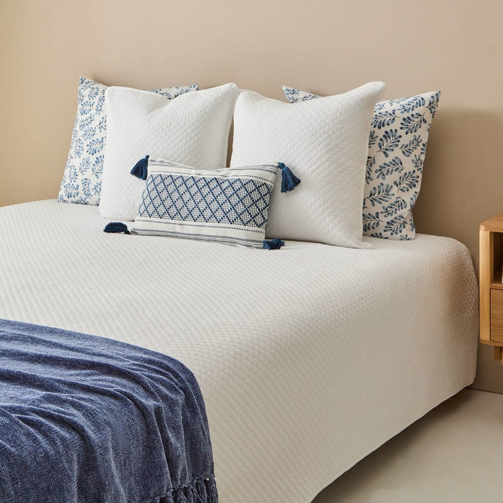 Colcha de algodón acolchada color blanco. Cama 150-160cm
