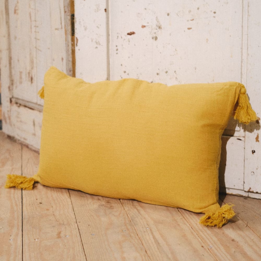 Coussin déhoussable à pompons uni gaze de coton  30x50 cm Jaune