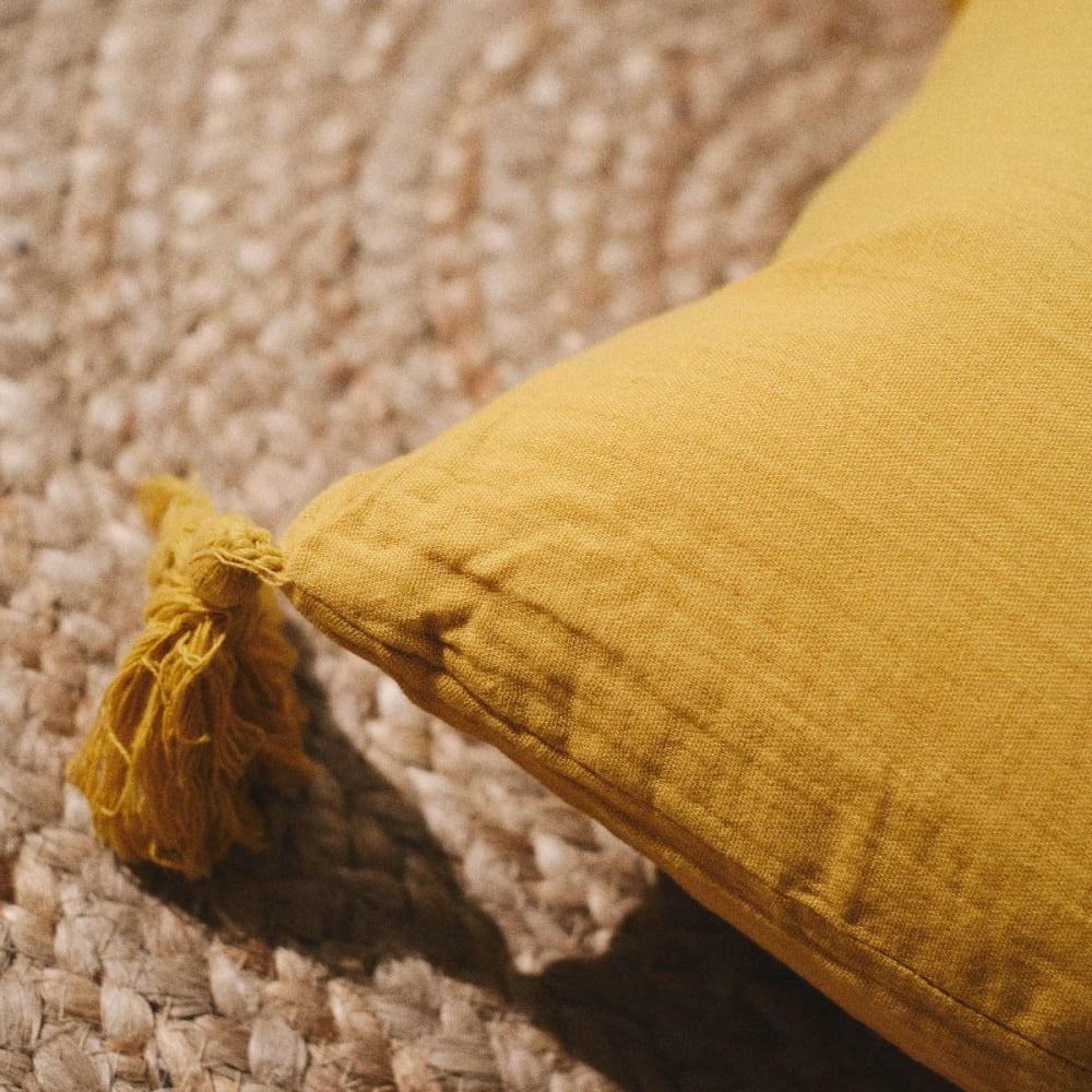 Coussin déhoussable à pompons uni gaze de coton 30x50 cm jaune — vue 3