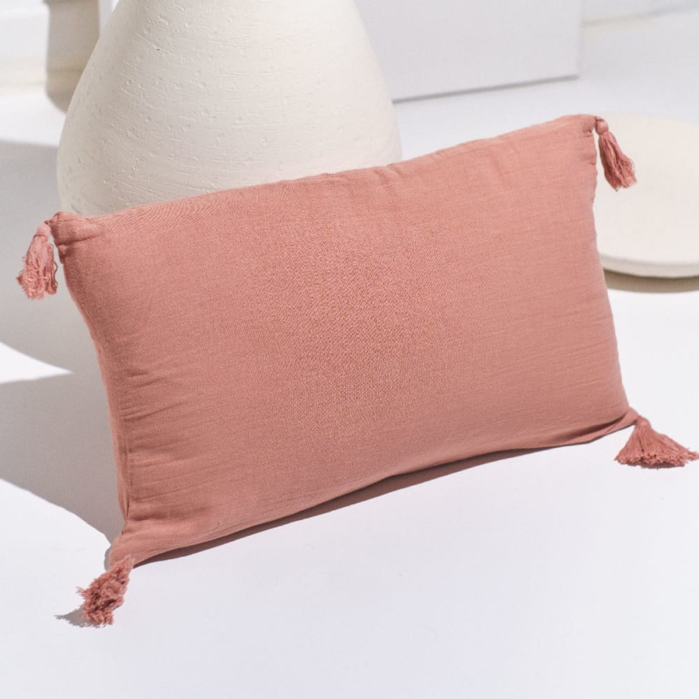 Coussin déhoussable à pompons uni gaze de coton  30x50 cm Rose