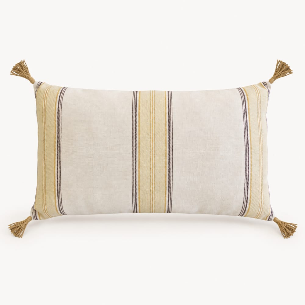 Cojín rectangular efecto lino rayas mostaza con borlas yute 50x30 cm - Maisons du Monde