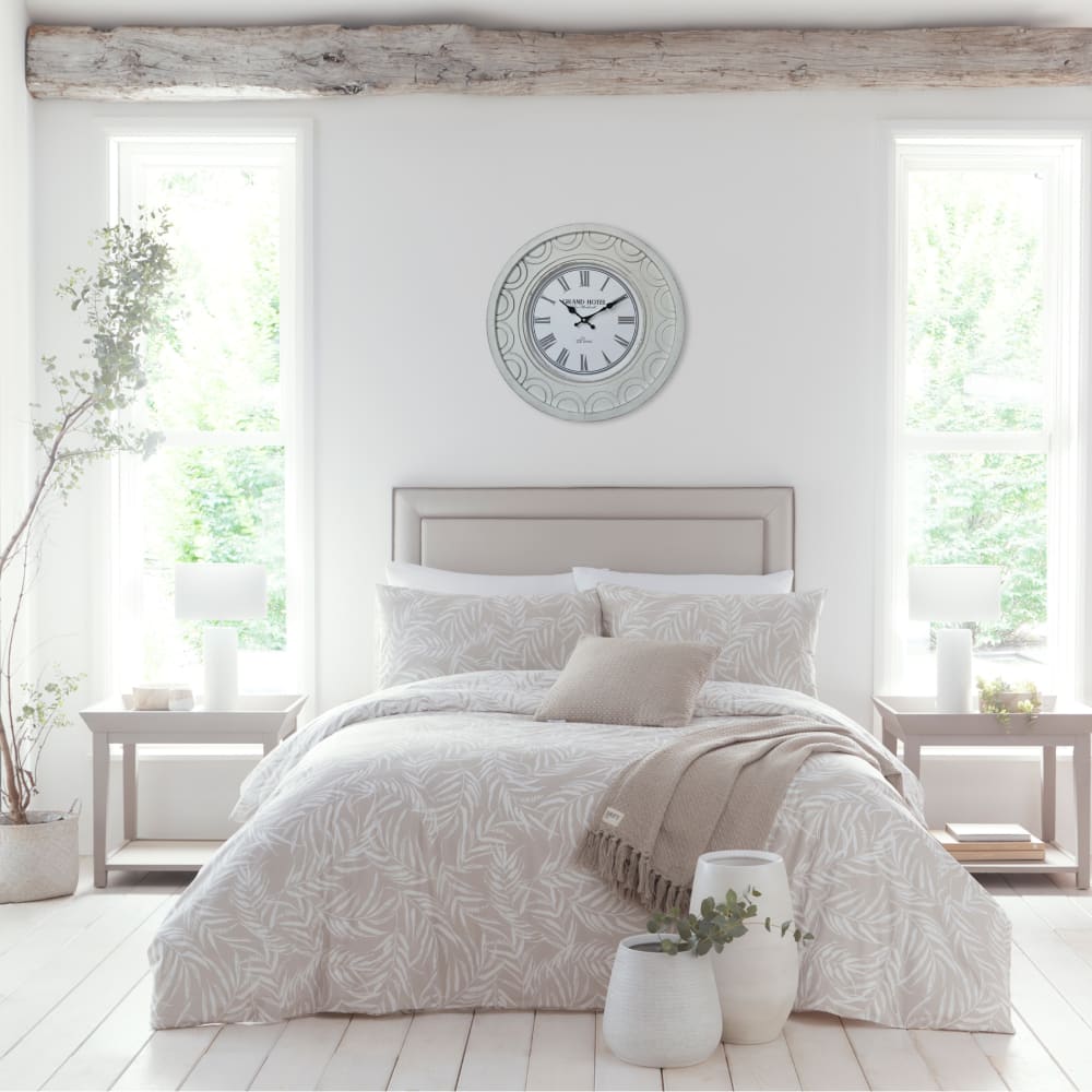 Reloj tallado con números romanos en madera blanco d.50 cm - Maisons du Monde