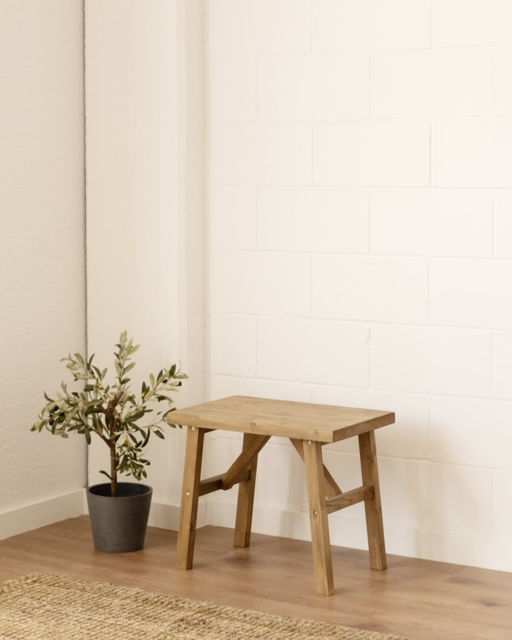 Tabouret en bois de sapin vieilli 55x45cm