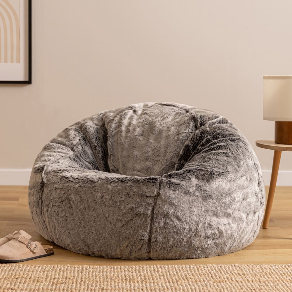Pouf fausse fourrure gris loup - Maisons du Monde