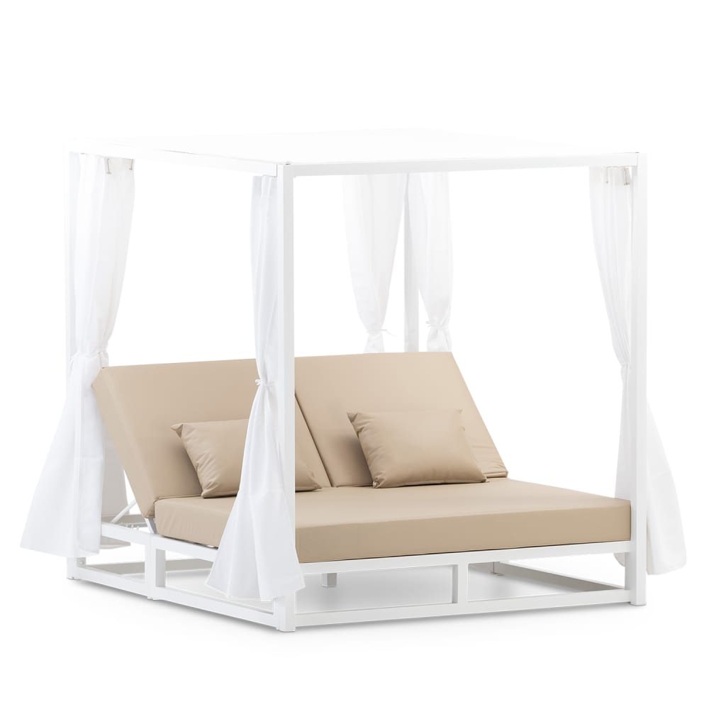 Lit en aluminium blanc balinais et coussins beiges