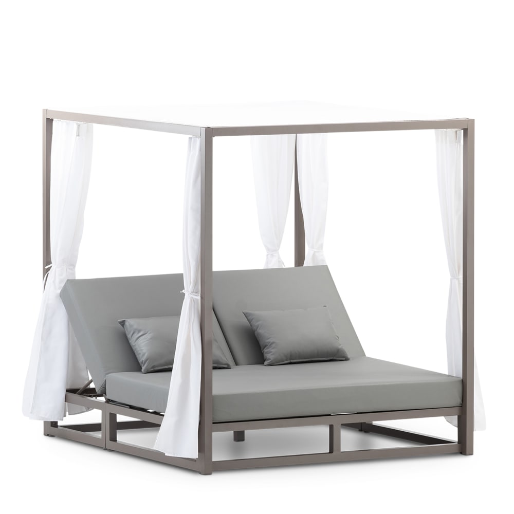 lit balinais en aluminium couleur taupé et coussins gris
