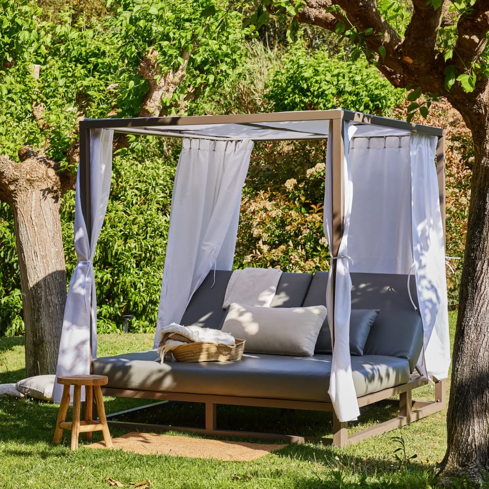 lit balinais en aluminium couleur taupé et coussins gris