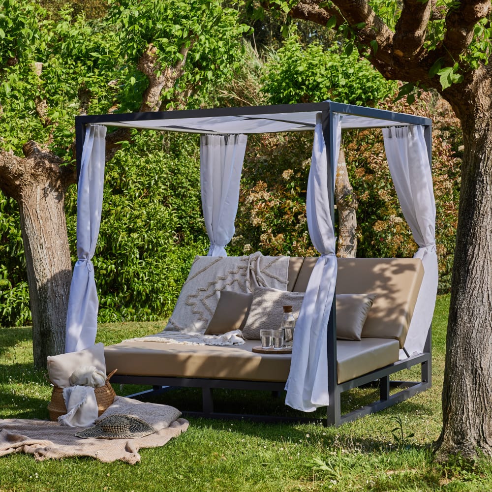 Lit en aluminium anthracite balinais et coussins beiges