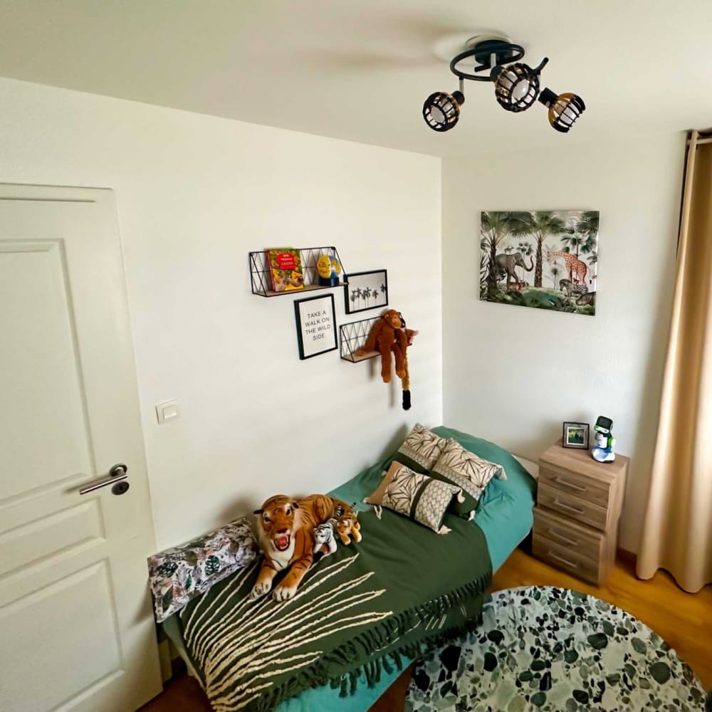 Plafonnier en bois naturel et noir, socle en métal noir