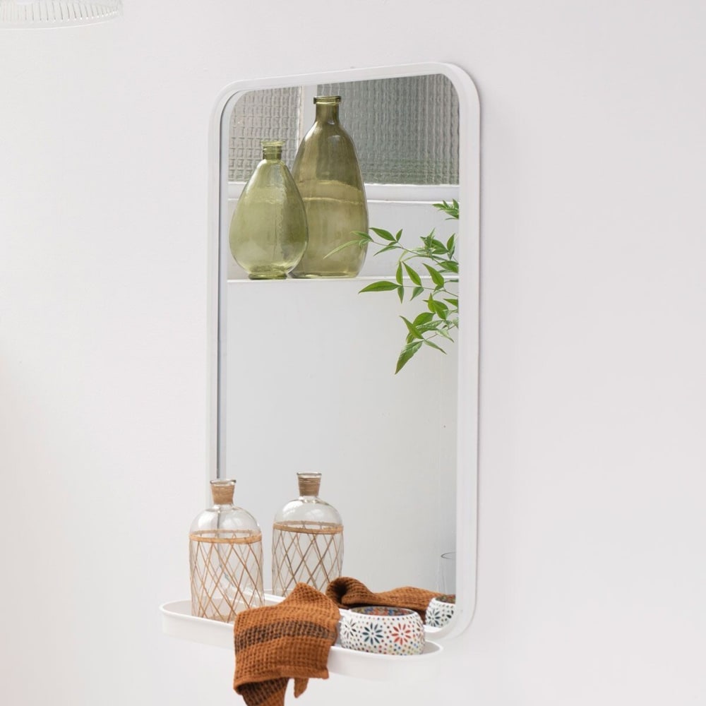 Espejo de metal blanco con estante 50 x 77 cm - Maisons du Monde