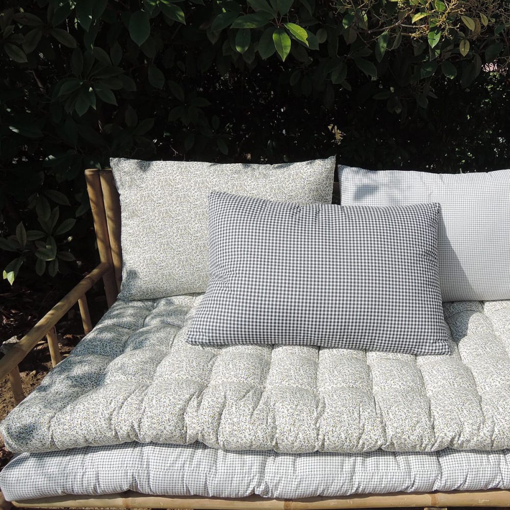 Matelas de sol en coton imprimé motif fleuri sur fond blanc