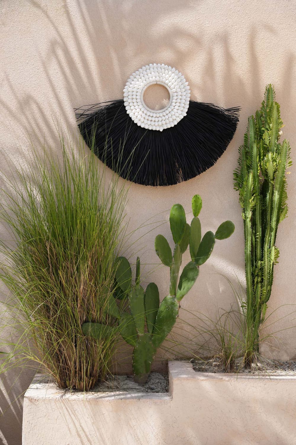 Décoration murale en herbe et coquillages noir et marron 86x4x62 cm