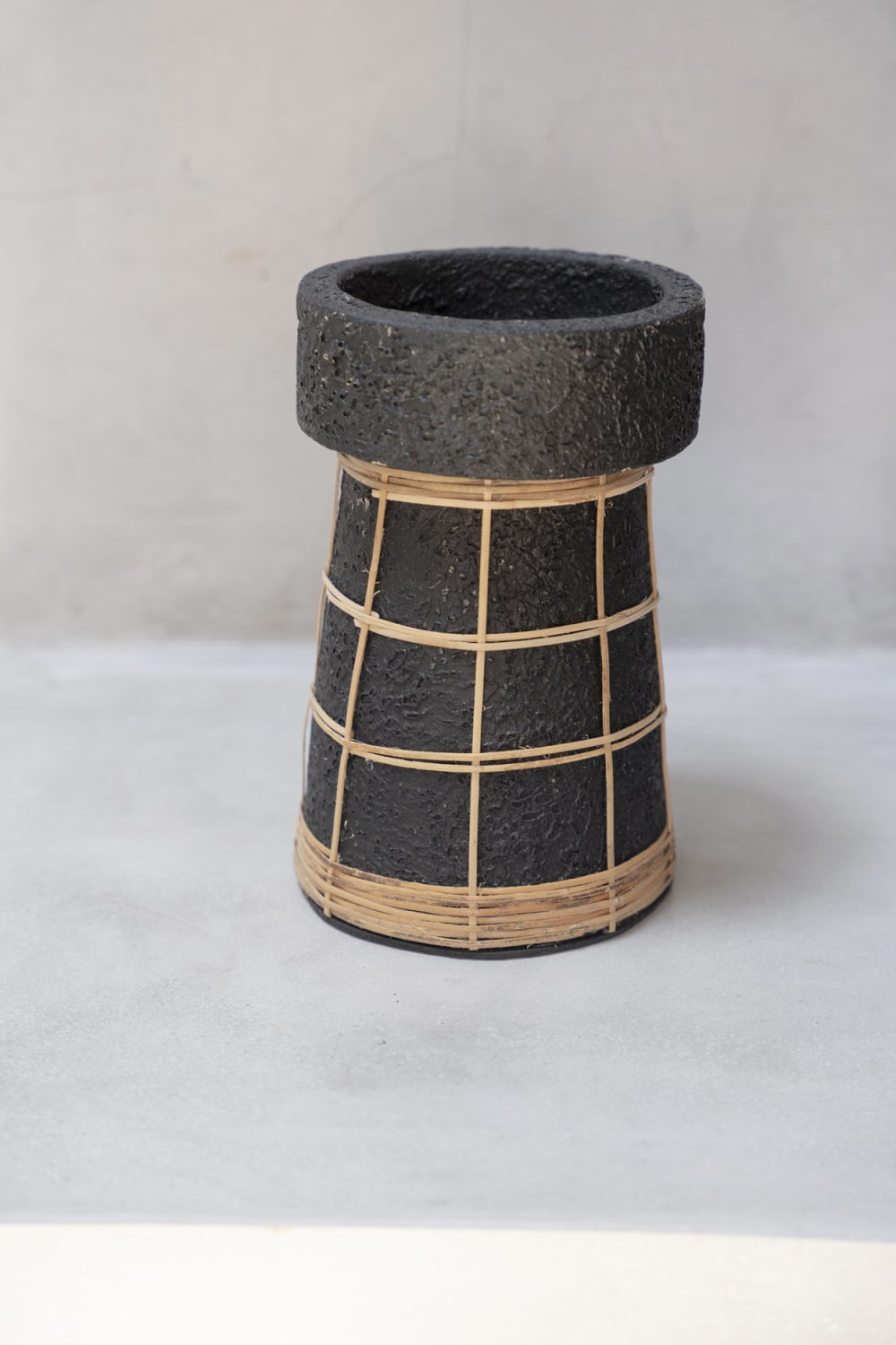 Portavelas de terracota y ratán en negro y marrón 12x12x20 cm - Maisons du Monde